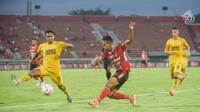 Winger Bali United, Muhammad Rahmat berusaha mengirimkan umpan dikawal pemain Semen Padang, Dodi Alexvan Djin di Liga 1.