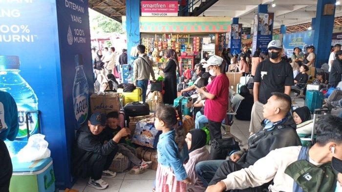 KONDISI DI TERMINAL KP RAMBUTAN - Kondisi Terminal Kampung Rambutan pada H-3 Idulfitri 1446 Hijriah, Ciracas, Jakarta Timur, Jumat (28/3/2025).