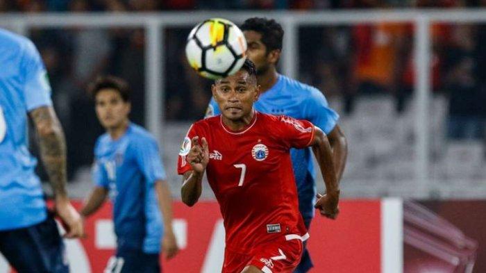 Pemain Persija Jakarta Ramdani Lestaluhu berebut bola dengan pemain Johor Darul saat Penyisihan grup AFC CUP 2018 di Stadion Utama Gelora Bung Karno, Jakarta, Selasa (10/4/2018). Persija menang dengan skor 4-0.