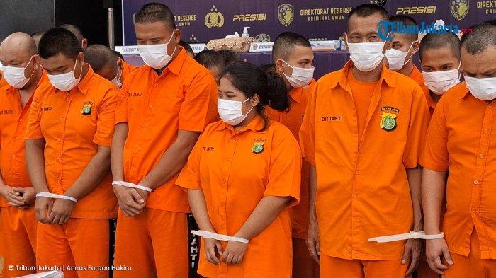 TERSANGKA KEJAHATAN - Ratusan tersangka kasus kejahatan jalanan hingga pembunuhan saat dihadirkan dalam konferensi pers di Polda Metro Jaya, Jakarta Selatan, Rabu (26/2/2025).