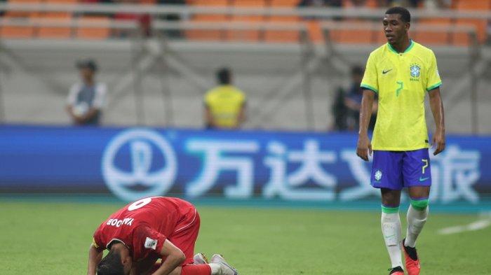 Winger Timnas Brasil U-17 Rayan melihat pemain Iran U-17 berselebrasi Yaghoob Barajeh di Jakarta International Stadium (JIS) dalam ajang Piala Dunia U-17 2023, Sabtu (11/11/2023).