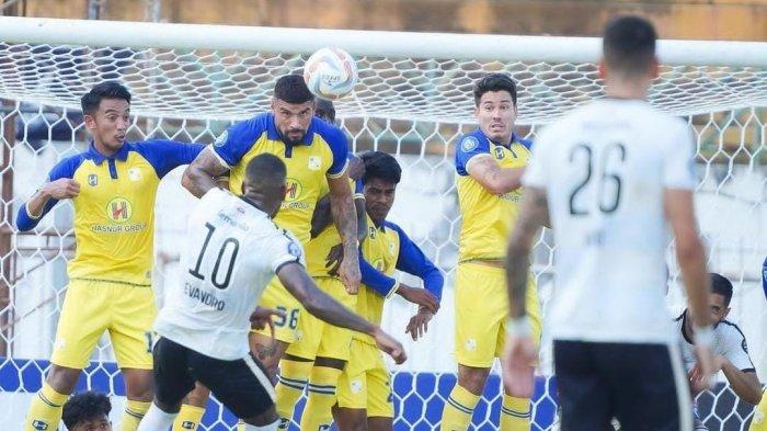 Bek Barito Putera Renan da Silva Alves menanduk bola di laga menghadapi RANS Nusantara FC yang berlangsung di Stadion Demang Lehman, Jumat (29/9/2023).