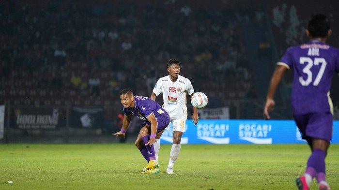 Gelandang Persija Jakarta Resky Fandi berduel dengan pemain Persik Kediri di Stadion Brawijaya, Kediri, Minggu (19/9/2023).