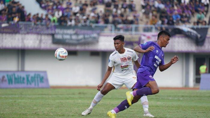 Gelandang Persija Jakarta Resky Fandi membayangi pemain Persita Tangerang di Stadion Indomilk Arena, Tangerang, Banten, Sabtu (22/7/2023).