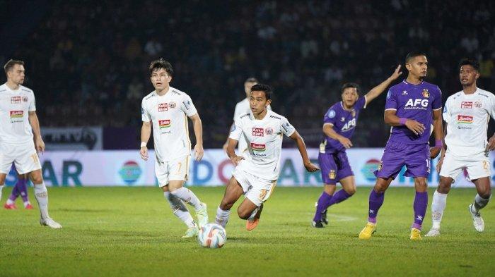 Aksi gelandang Persija Jakarta Muhammad Reyhan Hanan diturunkan bermain melawan Persik Kediri di Stadion Brawijaya, Kediri, Minggu (19/9/2023).