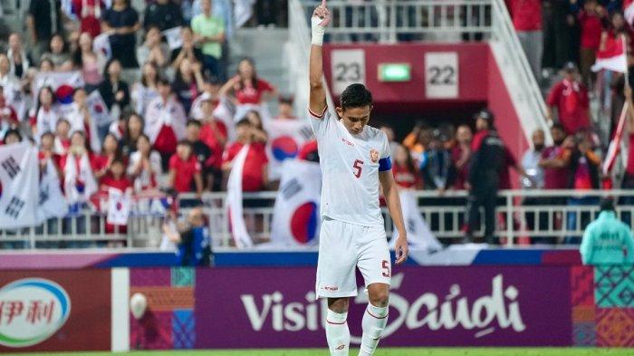 Kapten Timnas Indonesia, Rizky Ridho melakukan selebrasi kemenangan di Piala Asia U-23 2024.