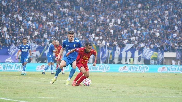 Penyerang Persija Jakarta, Riko Simanjuntak dikawal ketat pemain Persib Bandung, Nick Kuipers.