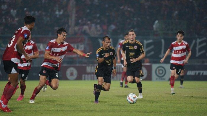 Winger Persija Jakarta, Riko Simanjuntak tengah menggiring bola dibayangi pemain Madura Uniited di Stadion Gelora Bangkalan, Madura, pada Minggu (13/8/2023).