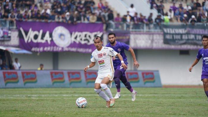 Winger Persija Jakarta, Riko Simanjuntak saat menggiring bola ke pertahanan Persita Tangerang di Stadion Indomilk Arena, Tangerang, Banten, Sabtu (22/7/2023).