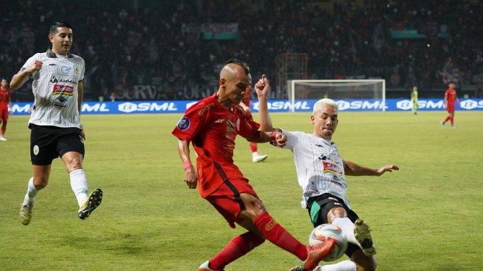Winger Persija Jakarta Riko Simanjuntak berusaha melewati hadangan pemain PSS Sleman Kim Jeffrey Kurniawan di Stadion Patriot Candrabhaga, Bekasi, Jawa Barat, Sabtu (16/12/2023).