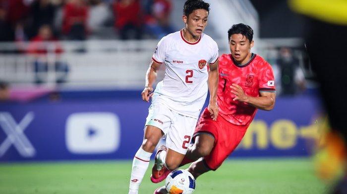 Aksi bek kanan Timnas Indonesia, Ilham Rio Fahmi berusaha melewati pemain Korea Selatan, Hong Si-hoo di Piala sai U-23 2024.