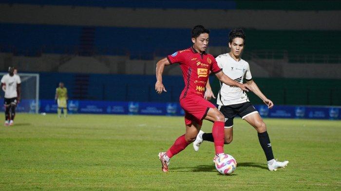 Bek sayap Persija Jakarta, Ilham Rio Fahmi berusaha melewati hadangan pemain PSM Makassar di Liga 1.