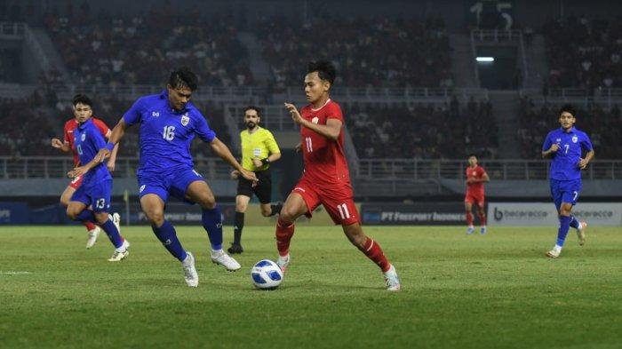 Winger Timnas Indonesia, M. Riski Afrisal dikawal ketat pemain Thailand di final Piala AFF U-19 2024.