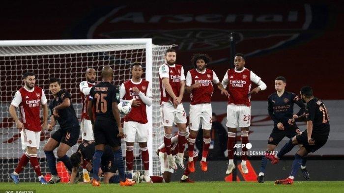 Gelandang Aljazair Manchester City Riyad Mahrez (kanan) mencetak gol kedua timnya selama pertandingan sepak bola perempat final Piala Liga Inggris antara Arsenal dan Manchester City di Stadion Emirates, di London pada 22 Desember 2020.