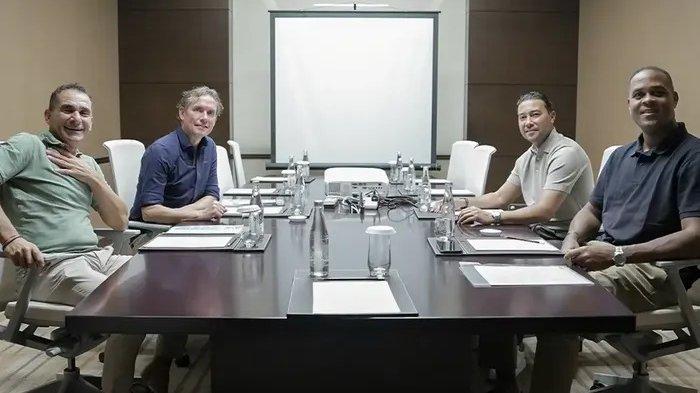 TIM PELATIH TIMNAS - Patrick Kluivert datang dengan gerbong Belanda yakni sang asisten Gerald Vanenburg, Denny Landzaat, Alex Pastoor, dan Sjoerd Woudenberg.