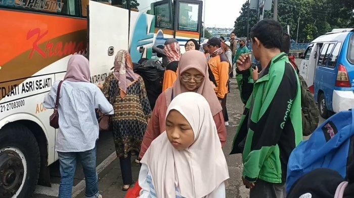 Kedatangan penumpang bus antar AKAP di Terminal Kampung Rambutan, Ciracas, Jakarta Timur, Kamis (3/4/2025).
