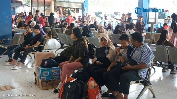Ruang tunggu keberangkatan penumpang bus AKAP di Terminal Kampung Rambutan, Ciracas, Jakarta Timur, Kamis (20/3/2025).