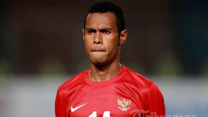 Pemain Timnas Indonesia, Ruben Sanadi sebelum bertanding melawan China pada pertandingan kualifikasi Piala Asia 2015 di Stadion Utama Gelora Bung Karno (SUGBK), Senayan, Jakarta Pusat, Selasa (15/10/2013) malam. Pertandingan berakhir imbang dengan skor 1-1.