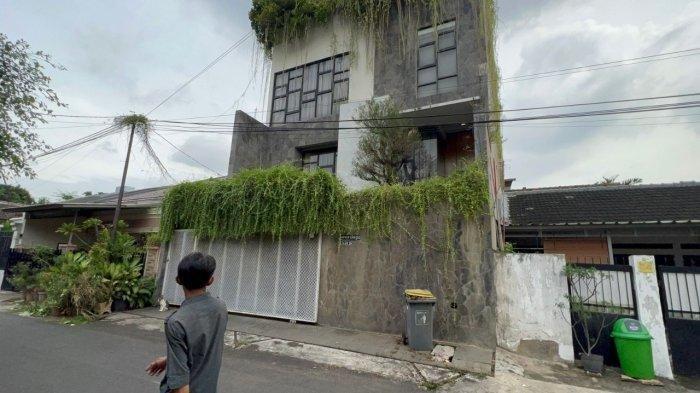 SUAP VONIS LEPAS - Suasana rumah tersangka pengacara Ariyanto Bakrie atau Ary Bakri yang terlibat dalam kasus suap perkara ekspor Crude Palm Oil (CPO) di Jalan Kikir No. 26, RT 01 RW 04, Kayu Putih, Pulo Gadung, Jakarta Timur, Selasa (15/4/2025). Dari rumah ini, Kejakasaan Agung (Kejagung) menyita 3 unit mobil yang terdiri dari 1 mobil merk Toyota Land Cruiser dan 2 unit mobil Land Rover, 21 unit sepeda motor dan 7 unit sepeda serta uang dollar Singapura.