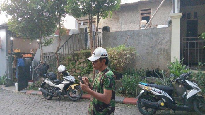 Kondisi rumah RL (58) tempat korban ditemukan dalam kondisi tewas mengering di Cibubur, Ciracas, Jakarta Timur, Senin (23/6/2025).