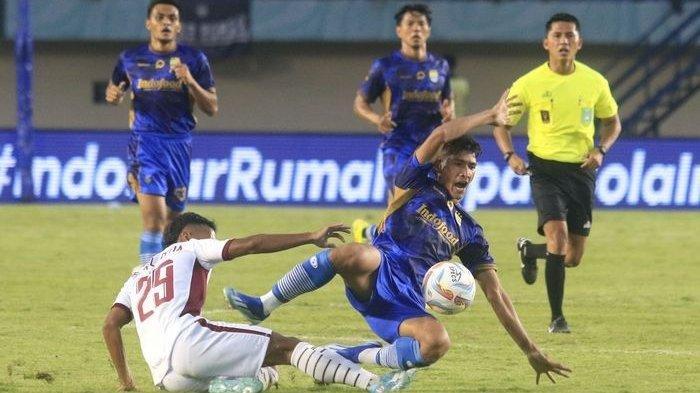 Gelandang Persib Bandung, Ryan Kurnia, dilanggar pemain PSM Makassar.