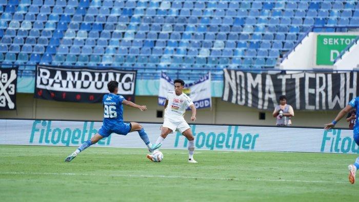 Pemain Persija Jakarta Hanif Sjahbandi dihalau winger Persib Bandung Ryan Kurnia di Stadion Si Jalak Harupat, Bandung.