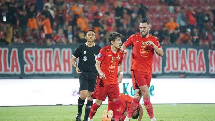 2 pemain asing Persija Jakarta, Ryo Matsumura dan marko Simic melakukan selebrasi usai mencetak gol di Liga 1.