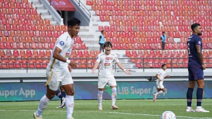 Pemain asing Persija Jakarta, Ryo Matsumura bereaksi keras di pertandingan Liga 1 melawan Arema FC.