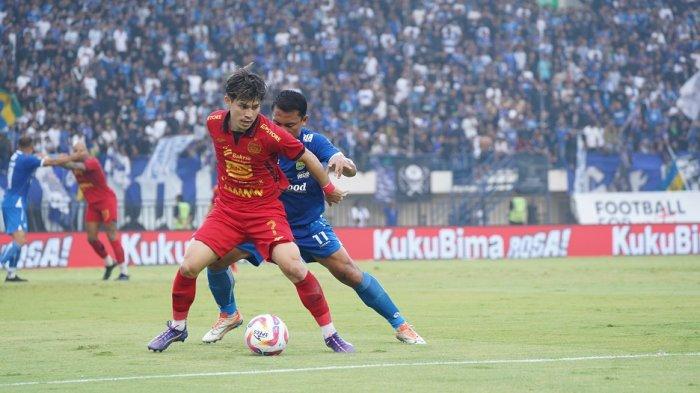 Pemain Persija Jakarta, Ryo Matsumura dikawal ketat pemain Persib Bandung, Dedi Kusnandar.