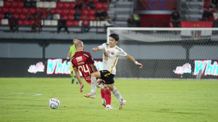 Aksi gelandang Persija Jakarta, Ryo Matsumura berusaha melewati hadangan gelandang Bali United, Mohammed Rashid di Stadion Kapten I Wayan Dipta, Bali.