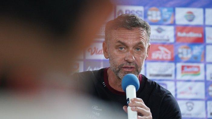 Pelatih Persija Jakarta Thomas Doll (tengah) dalam sesi jumpa pers di Nirwana Park, Depok, Jawa Barat, Jumat (1/3/2024)