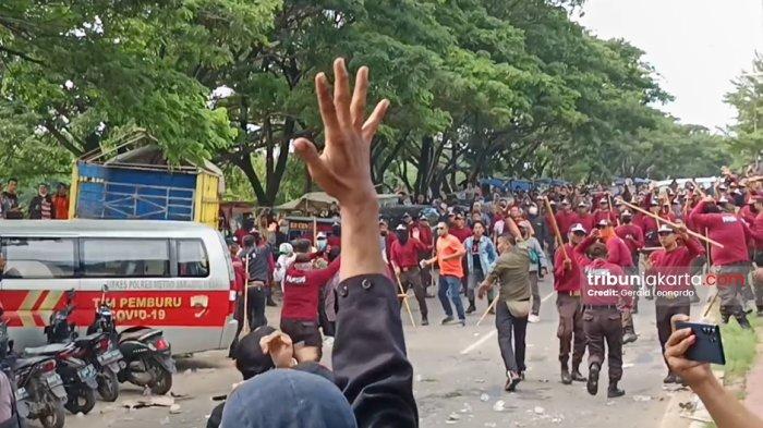 BENTROK WARGA VS SEKURITI PIK - Bentrokan antar warga Kapuk Muara dan petugas keamanan perumahan elit Pantai Indah Kapuk (PIK), Penjaringan, Jakarta Utara terjadi saat unjuk rasa di Jalan Pantai Indah, Jumat (14/2/2025). Dalam unjuk rasa ini, warga menuntut jalan tembusan yang telah diperintahkan untuk dibuka oleh Pemprov DKI Jakarta dibuka oleh PT Mandara Permai selaku salah satu pengelola perumahan di kawasan PIK.