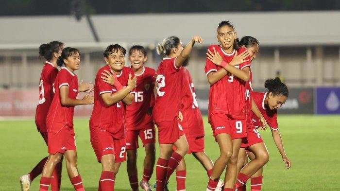 Pemain Timnas Putri Indonesia melakukan selebrasi usai mencetak gol.
