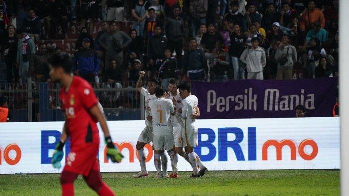 Pemain Persija Jakarta melakukan selebrasi usai Ondrej Kudela mencetak gol ke gawang Persik Kediri di Stadion Brawijaya, Kediri, Minggu (17/9/2023).