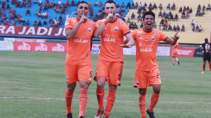 Jaimerson Xavier (kiri) dan Sandi Darma Sute (kanan) merayakan gol yang dicetak Marko Simic (tengah) ke gawang Persipura Jayapura di Stadion Mandala, Jayapura, Kamis (25/10/2018).