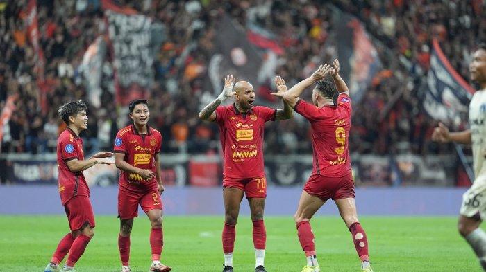 Selebrasi pemain Persija Jakarta di depan The Jakmania di pertandingan yang berlangsung di Jakarta International Stadium (JIS).