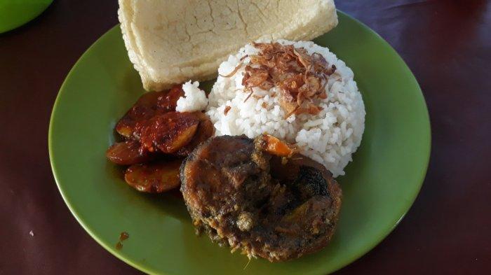 Seporsi nasi uduk H Syahrin bersama Ikan bandeng pesmol dan jengkol balado pada Kamis (10/9/2020).