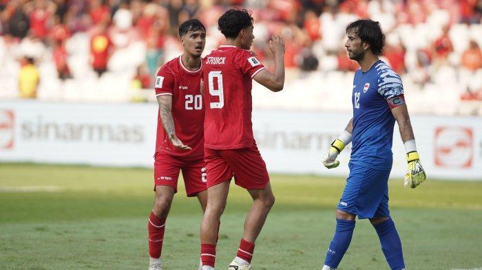 Dua pemain Timnas Indonesia Rafael Struick dan Shayne Pattynama bereaksi keras ke pemain Irak di Stadion Utama Gelora Bung karno (SUGBK), Jakarta.