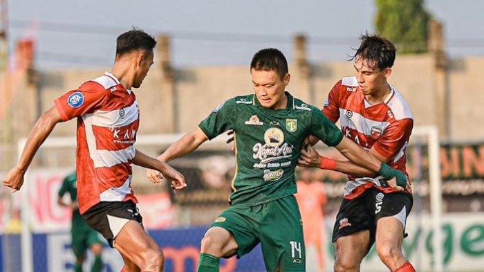 Gelandang bertahan Persebaya Surabaya Sho Yamamoto berusaha melindungi bola dari pemain Madura United di Stadion Gelora Bangkalan, Madura, Jawa Timur, Minggu (17/9/2023).