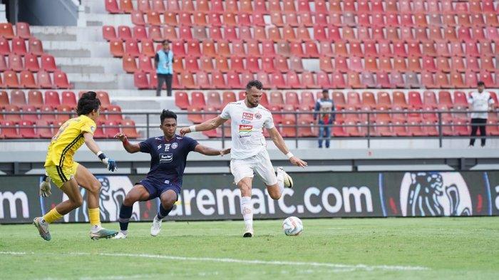 Penyerang Persija Jakarta, Marko Simic menendang bola dikawal bek Arema FC, Bagas Adi Nugroho di Liga 1.