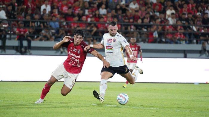 Penyerang Persija Jakarta, Marko Simic dihalau bek Bali United, Elias Dolah.