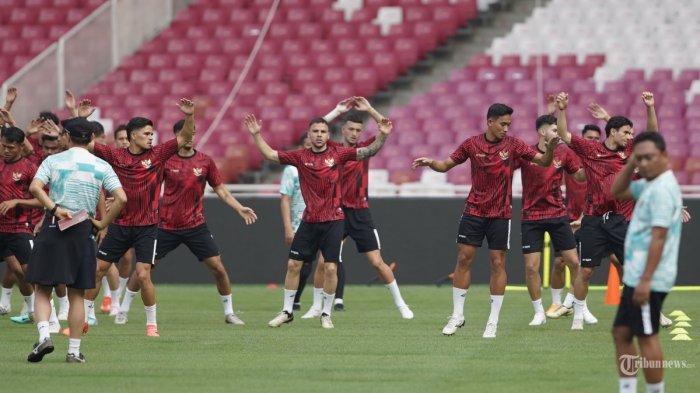 Pesepak bola Timnas Indonesia Ragnar Oratmangoen, Calvin Verdonk, Rizky Ridho, dll saat latihan di Stadion Utama Gelora Bung Karno (SUGBK), Jakarta