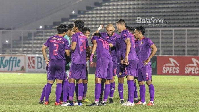 Skuat Persik Kediri nampak sedang melakulan briefing dalam laga pekan kelima Liga 1 2021 di Stadion Madya, Senayan, Jakarta, 29 September 2021.
