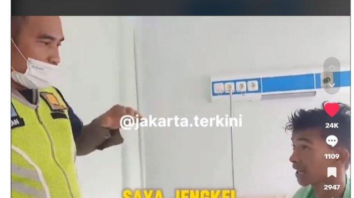 Video yang merekam saat polisi memeriksa sopir truk penyebab kecelakaan beruntun di Gerbang Tol Halim Utama, viral di media sosial. Sopir truk berinisial MI (18) mengaku akan bertanggung jawab atas kerusakan yang dibuatnya.