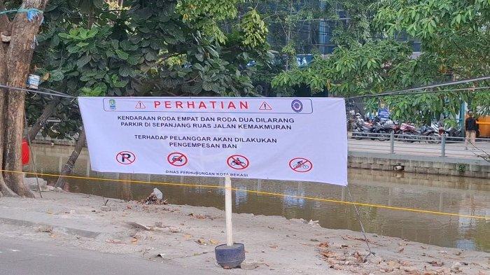 Sejumlah kendaraan masih ramai parkir di sempadan Sungai Jalan Kemakmuran depan RS Hermina Bekasi, Dishub Sudah memasang spanduk peringatan dilarang parkir sembarangan.