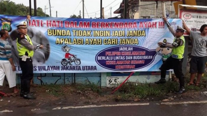 Spanduk lalu lintas Jakarta Utara dengan kata-kata yang menghibur. (Dokumentasi Polantas Jakarta Utara)