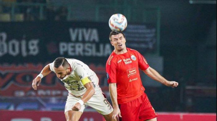 Bek Persija Jakarta, Ondrej Kudela berduel bola atas dengan penyerang Bali United Ilija Spasojevic di Stadion Patriot Candrabhaga, Bekasi, Minggu (24/9/2023).