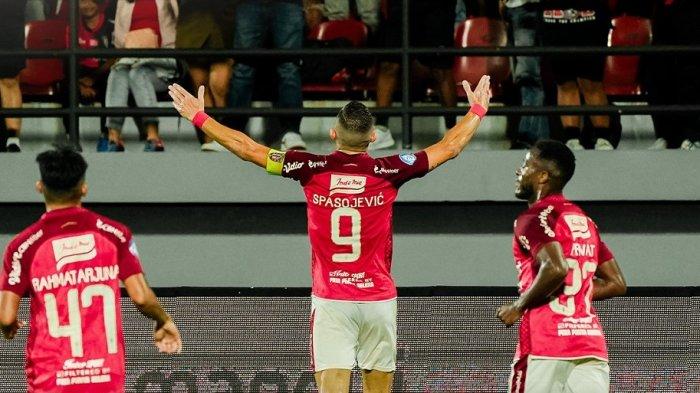 Penyerang Ilija Spasojevic melakukan selebrasi usai mencetak gol ke gawang Barito Putera di Stadion I Wayan Dipta Gianyar, Bali, Minggu (28/8/2023).