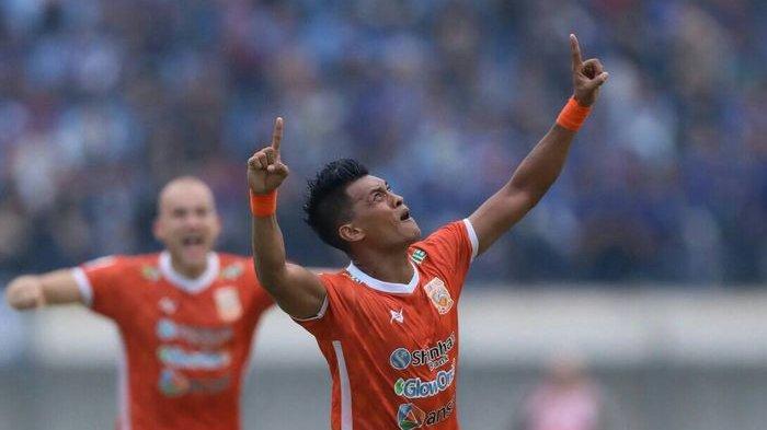 Striker Borneo FC, Lerby Eliandry, merayakan gol yang dicetaknya ke gawang Persib Bandung pada leg kedua delapan besar Piala Indonesia 2018.
