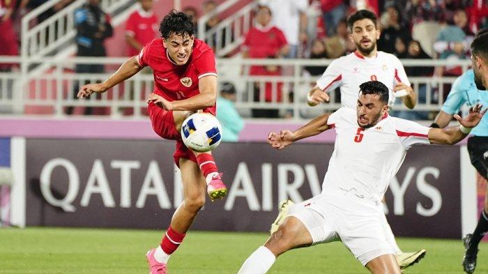 Penyerang Timnas Indonesia U-23, Rafael Struick dikawal pemain Yordania di Piala Asia U-23 2024.